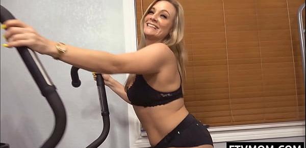  milf masturbates in the gym